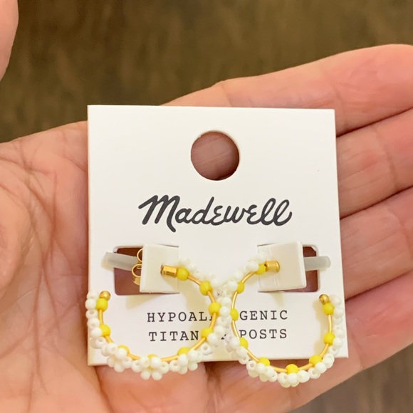 Madewell seed bead daisy hoop earring - Picture 9 of 11